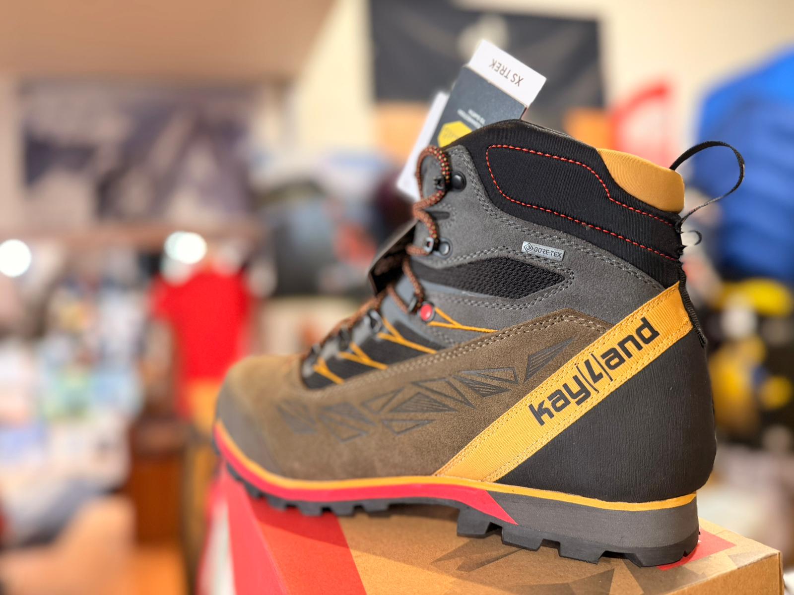 Chaussure Kayland marron jaune, vue arrière trois-quarts
